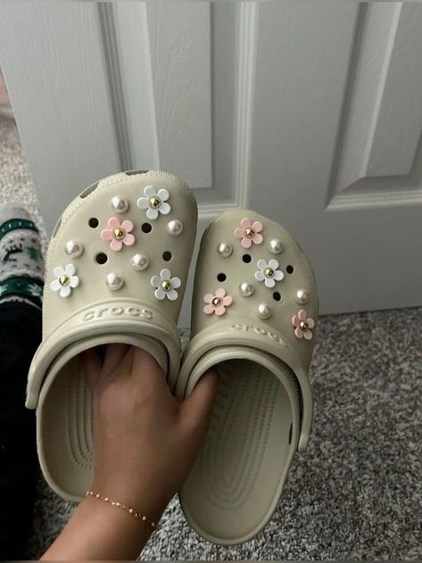 Croc Pins Ideas, Crocs Slides Jibbitz Ideas, Beige Crocs With Jibbitz, Crocs Pins Ideas, Cute Croc Jibbitz Ideas, Pink Crocs With Jibbitz, White Crocs Jibbitz Ideas, Crocs Gibbets, Croc Inspiration