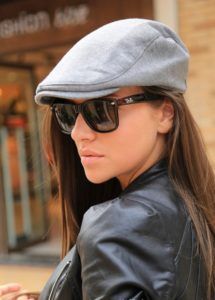 Best Flat Caps for Women Flat Cap Outfit, Flat Cap Women, Madame Thenardier, Mode Style Anglais, Types Of Hats For Women, Womens Outdoor Fashion, Cap Outfit, Berets Cap, Moda Chic