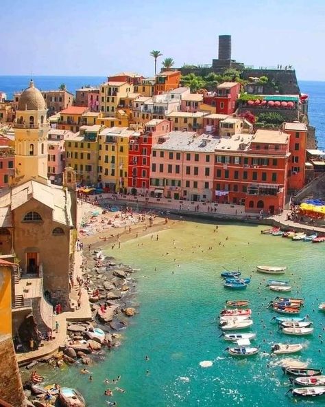 Voyage, nature et des beaux paysages Vernazza Cinque Terre Italy, Beijing City, Amalfi Italy, Cinque Terre Italy, Italy Map, Europe Fashion, Travel Activities, Great Wall, Short Break