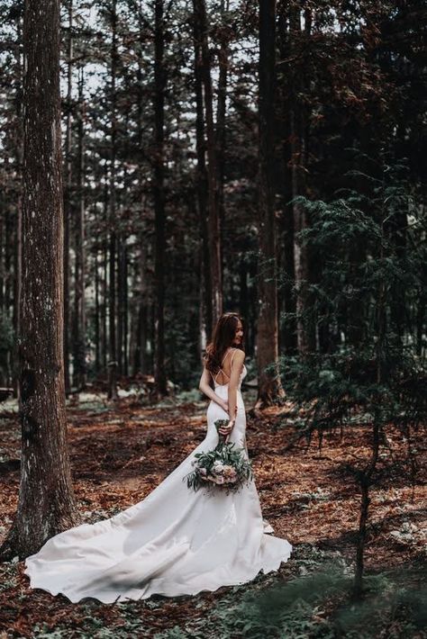 Forest Wedding Ceremony, Wedding Portrait Poses, Pre Wedding Photoshoot Outdoor, Outdoor Wedding Photography, Wedding Couple Photos, Wedding Picture Poses, Fairy Wedding, Wedding Photography Styles, Bride Photography