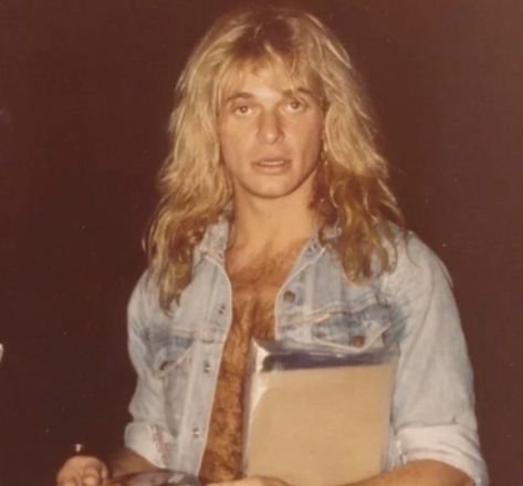 David Lee Roth 80s, 80s Rock Hair, 1990s Hairstyles, Alex Van Halen, Rock Hairstyles, David Lee Roth, Rock Band Posters, Surfer Dude, Michael Anthony