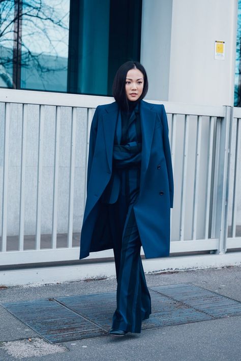 Monochrome Blue Outfit, Blue Monochromatic Outfit, Blue Monochrome Outfit, Black Vogue, Yoyo Cao, Navy Blue Outfit, Venus Fashion, Monochromatic Fashion, Sweater Outfits Fall