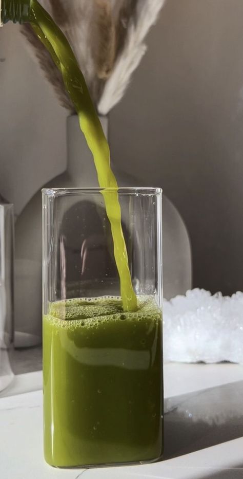 greenjuice selfcare health Green Asthetic Pictures, Esthetician Inspiration, Subtle Makeup, Green Veggies, Stunning Hairstyles, Juice Fast, Food Gallery, Recipe Template, Clean Girl Aesthetic