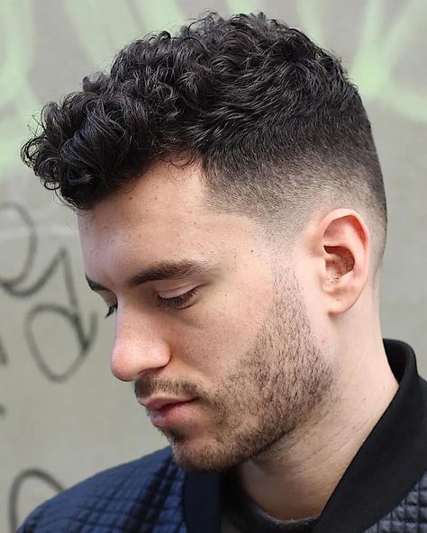 Low Fade Curly Hair, Men's Curly Hairstyles, Trendy We Fryzurach, Drop Fade Haircut, Curly Hair Fade, Men Haircut Curly Hair, Wavy Hair Men, Top Hairstyles, Haircuts For Curly Hair