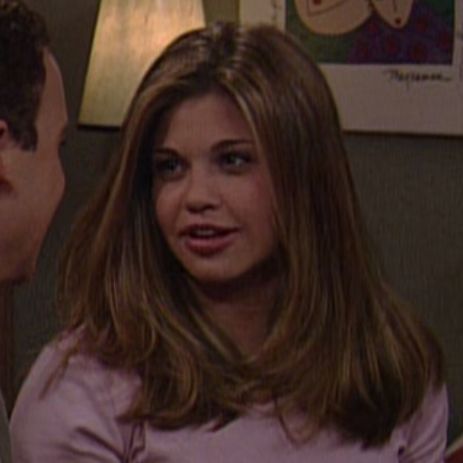 Topanga Lawrence Hair Short, Danielle Fishel 90s Hair, Topanga Haircut, Topanga Lawrence Hair, Topanga Lawrence Outfits, Topanga Hair, Topanga Lawrence, Danielle Fishel, Auburn Highlights