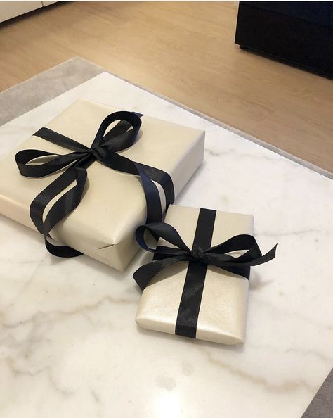 Christmas Packaging Aesthetic, Black And White Gift Wrap, 30th Birthday Gift Wrapping Ideas, Black And White Wrapping Ideas, Black And White Gift Wrapping, Black Gift Wrapping Ideas, Cute Gift Wrapping Ideas Christmas, Presents Wrapping Ideas, Gifts Packing Ideas