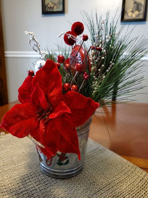 Ways To Decorate For Christmas, Christmas Centerpiece Ideas, Red Centerpieces, Fall Pumpkin Centerpieces, Christmas Decorations Centerpiece, Decorate For Christmas, Christmas Centers, Festive Centerpieces, Christmas Flower Arrangements