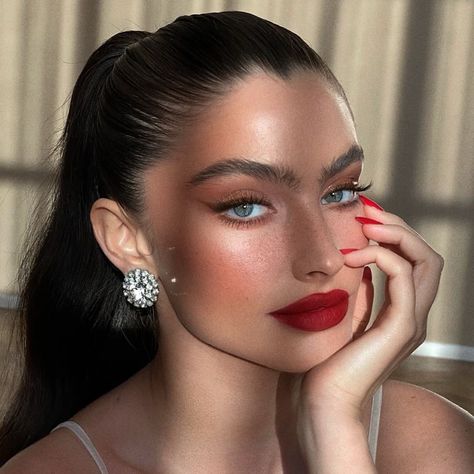 Makeup Bibir, Feminine Makeup, Red Lips Makeup Look, Maquillage On Fleek, Red Lipstick Makeup, Red Lip Makeup, Red Makeup, Makeup Transformation, Glamour Makeup