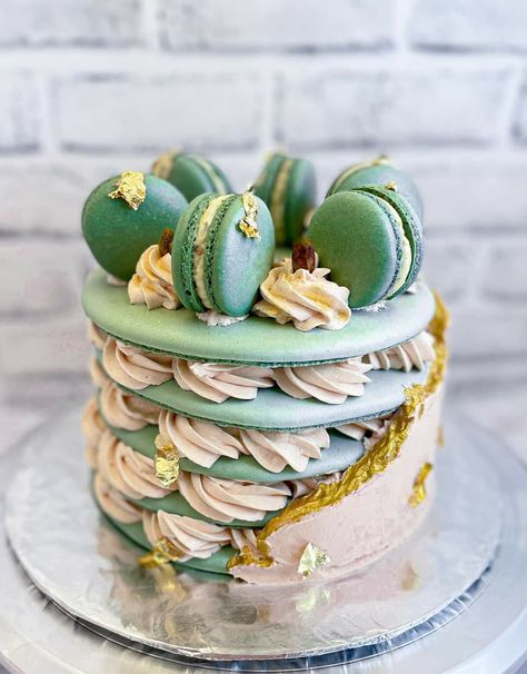 Macaroon Cake, Macaron Cake, Macaron Flavors, Fantasy Cake, Desserts With Biscuits, Chocolate Covered Treats, Macaroon Recipes, Macaron Recipe, Fancy Desserts