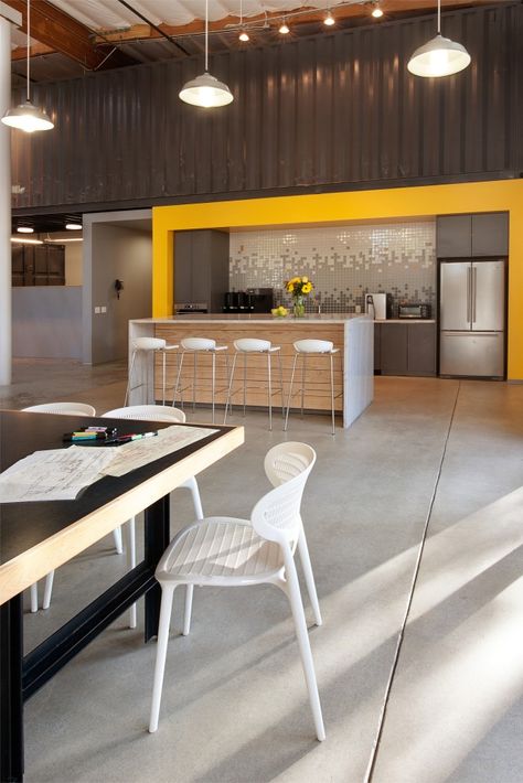 Hayden Place / Cuningham Group Cafe Floor, California Design Interior, Contemporary Office Space, Company Interior, Industri Modern, Warehouse Office, Interior Kantor, Office Pantry, Interior Dapur