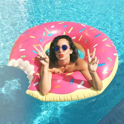 Party Photos Ideas, Summer Party Drink, Donut Pool Float, Donut Pool, Mermaid Pool Parties, Flamingo Pool Float, Pool Photography, Pool Floaties, Summer Pool Party