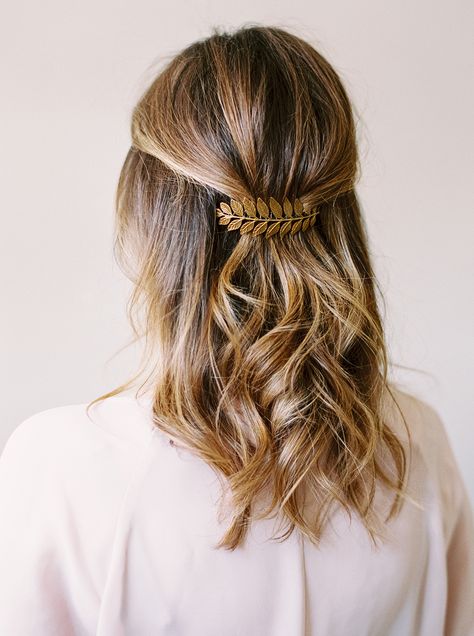 This easy half-up hirstyle is perfect for busy mornings Buisness Hairstyles, Business Casual Hairstyles, Hairstyle Bridesmaid, Simple Wedding Hairstyles, Elegant Wedding Hair, Work Hairstyles, Short Wedding Hair, Business Hairstyles, Short Hair Updo