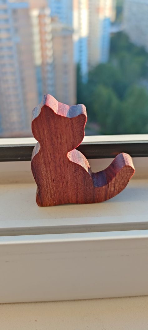 Wood cat Cat Woodworking Projects, Wooden Cats Diy, Engraving Stencils, Wooden Cats, Woodworking Carving, Guard Gifts, Cat Wood, Scratched Wood, Soap Carving