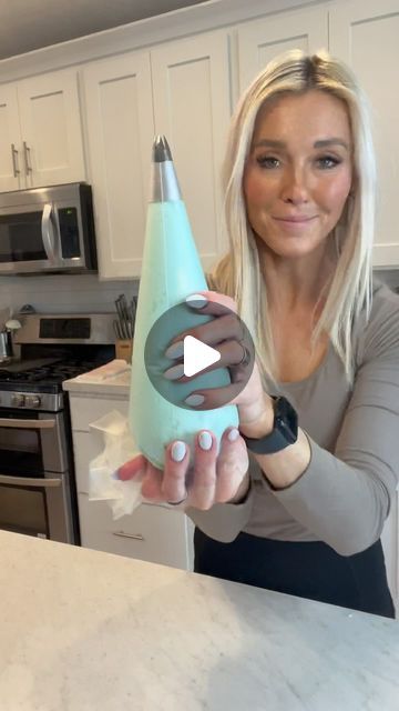 Whitney Berge on Instagram: "🧁 How I load my Pastry Bags with Piping Tips. 🧁  The reason I double bag, is awesome because you can switch out colors and use the same piping tip.   #theblondewhobakes #cakes #cake #cakedecorating #food #foodie #tipsandtricks #piping #frosting #cakesofinstagram #cakedesign #instagood #instafood" Piping Tips Design, Tips For Piping Frosting, Piping Around Bottom Of Cake, Mixing Icing Colors In Piping Bag, Piping Tip Storage Ideas, Piping Tips Organization, How To Set Up Piping Bag, Closed Star Piping Tip, How To Fill A Piping Bag Video