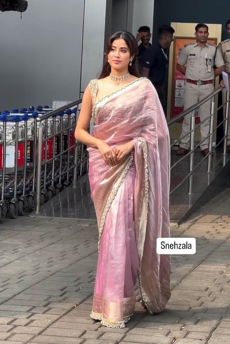 Janvhi Kapoor In Saree, Jhanvi Kapoor Pink Saree, Janhvi Kapoor Tissue Saree, Jhanvi Kapoor Tissue Saree, Saree For Young Women, Jahnvi Kapoor Desi Style, Elegant Saree Look For Wedding, Saree Inspo For Farewell, Janvi Kapoor Saree