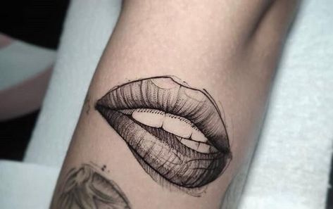 Scattered Tattoos, Lip Tattoo Ideas, Lip Print Tattoos, Rip Tattoos For Mom, Mouth Tattoo, Side Tattoos Women, Lips Tattoo, Stick Tattoo, Santo Andre