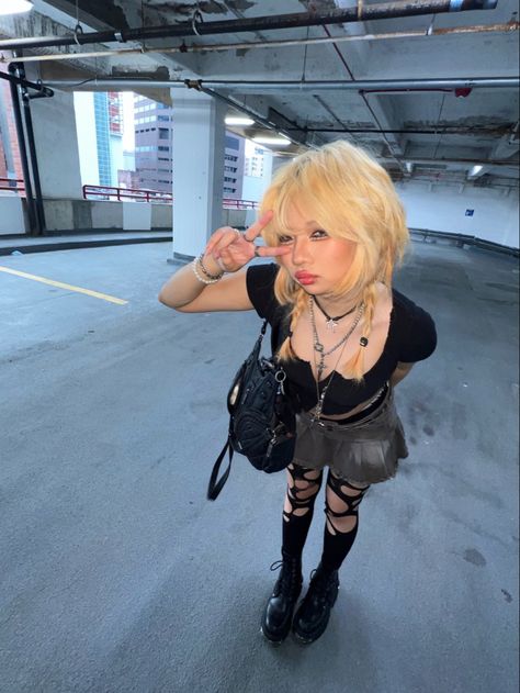 blonde wolfcut coquette gyaru grunge y2k mullet asian style inspo emo goth makeup tutorial douyin fashion Y2k Mullet, Blond Goth, Blonde Wolfcut, Emo Goth Makeup, Makeup Tutorial Douyin, Gyaru Goth, Gyaru Grunge, Asian Goth, Coquette Gyaru