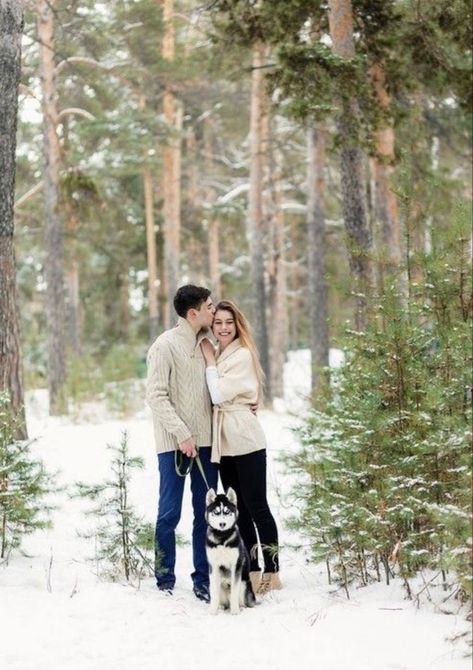 Dog Photography Winter, Family Dog Photos, Winter Couple Pictures, Family Pet Photography, Winter Engagement Photos Outfits, Dog Names Unique, Pet Portraiture, Dogs Photography, Snow Photoshoot