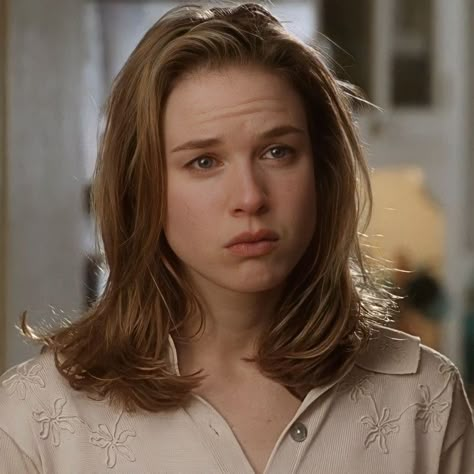 Jerry Maguire Renee Zellweger, Dorothy Boyd Jerry Maguire, Renee Zellweger Jerry Maguire, Renee Zellweger 90s, Renee Zellweger Hair, Celebrities 90s, Same Face Syndrome, Drawing Props, Short Hair Or Long Hair