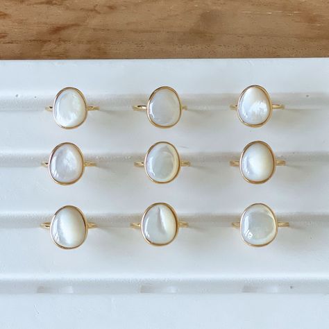 Mother Of Pearl Nails, Orlando Outfits, Mother Of Pearl Ring, Jewelry Styling, Pearl Rings, Mother Of Pearl Jewelry, Pearl Stone, Gold Statement Ring, Big Rings