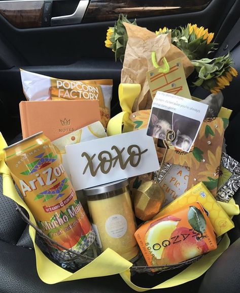 yellow themed little basket Yellow Gift Basket Ideas Boyfriend, Yellow Gifts Basket, Big Little Basket, Beach Basket, Cute Gifts For Friends, Yellow Gifts, Themed Gift Baskets, Christmas Baskets, Easter Gifts