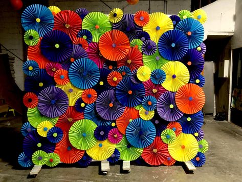 Back Stage Decoration, Flower Decoration For Ganpati, Glitter Paper Crafts, Gala Decorations, Home Flower Decor, Paper Fan Decorations, Paper Decorations Diy, Simple Birthday Decorations, Diy Wedding Backdrop