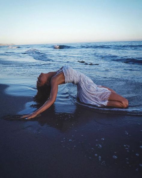 Summer Shoots Ideas, Beach Rain Photoshoot, Beach Water Poses, Swimsuit Beach Photoshoot, Beach Birthday Photoshoot Women, Wet Look Photoshoot Inspiration, Angelic Photography, Creative Outdoor Photoshoot Ideas, Beach Photoshoot Ideas Model