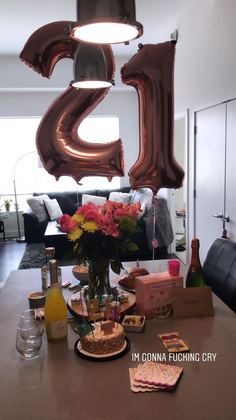 Girlfriends 21st Birthday Ideas, Aesthetic Surprise Party, 21st Birthday Morning Surprise, 12am Birthday Surprise, Small Surprise Party Ideas, 21st Birthday Surprise Ideas, Champagne 21st Birthday Ideas, 20th Birthday Gift Ideas For Sister, Roommate Birthday Ideas