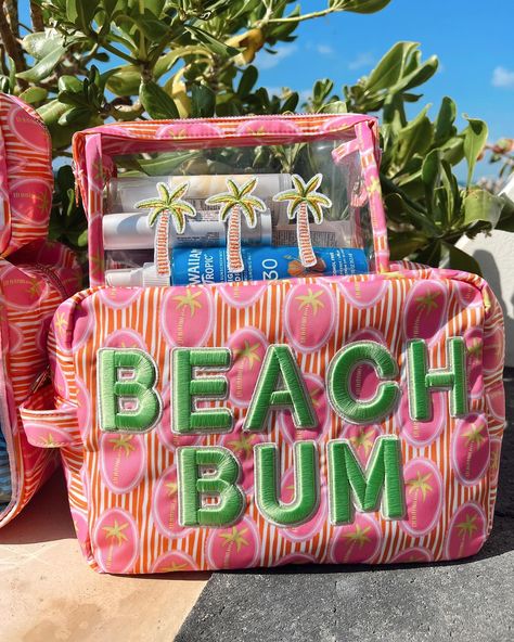 COASTAL CAPSULE. 12 PM CST🌴🐚 the cutest bags for summer!!!!!🩷💚 #kenzkustomz #coastalcapsule #taptoshop #newarrivals Malibu Barbie Aesthetic, Brand Trip, Beach Products, Boom Beach, Pink Palm Tree, Preppy Accessories, Beach Trends, Miami Trip, Tote Bag Summer