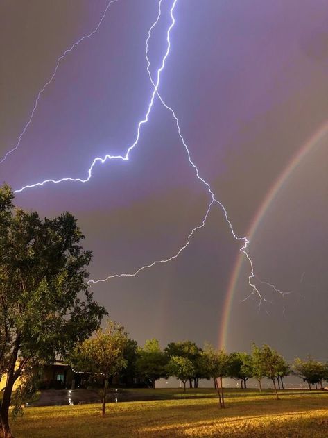 Thunderstorm Photography, Robin Wight, Thunder And Lighting, Air Band, Lightning Photos, Weather Photography, Lightning Photography, Storm Chasing, Wire Sculptures