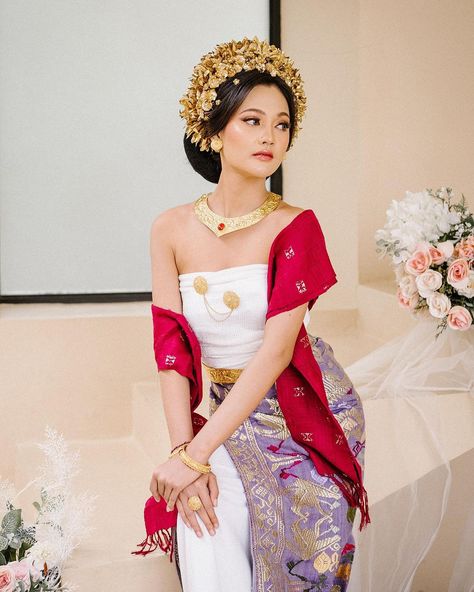 Baju adat bali. Pakaian tradisional Indonesia. Balinese traditional clothes. Pic from instagram: makeupbyyuniari #costume #attire #dress #budaya #culture #outfit #asia Adat Bali, Indonesia Traditional, Best Bride, 17 Agustus, Traditional Clothes, Folk Costume, Traditional Clothing, Birthday Photoshoot, Balinese