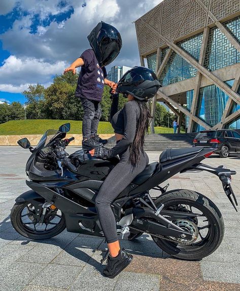 Motorcycle Family, Biker Family, Motorcycle Momma, Biker Mom, Girl Riding Motorcycle, Xe Ducati, Bike Couple, Biker Photography, Motorcycle Couple