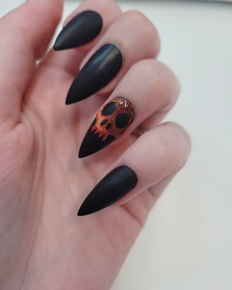 Nails Skull Designs, Skull Nails Art, Simple Short Goth Nails, Simple Skull Nails, Skull Nail Ideas, Skeleton Nails Acrylic, Skull Halloween Nails, Skull On Nails, Elegant Black Nail Designs