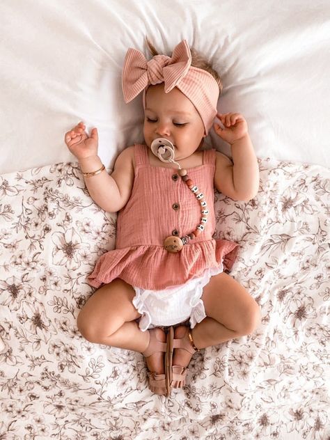 The perfect sandal for your little girl Girly Outfits Newborn, Baby Hats Outfit, Newborn Baby Girl Outfits Summer, Infant Outfits Girl, Baby Style Girl Outfits, Baby Girl Style Outfits, Baby Girl Cute Outfits, Newborn Outfits Girl, Neutral Baby Outfits