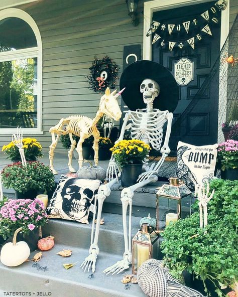 Halloween Front Yard, Halloween Porch Lights, Simple Outdoor Halloween Decor, Halloween Decorations Outdoor Porch, Door Decor Ideas, Halloween Porch Sign, Spooky Wreath, Minimalist Halloween, Halloween Decor Ideas