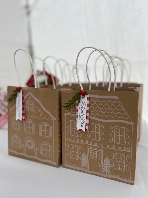 Christmas Present Packing Ideas, Brown Paper Bag Christmas, Christmas Bag Decorating Ideas, Christmas Bags Diy, Unique Christmas Decor Ideas, Christmas Gift Wrapping Ideas, Mistletoe And Wine, Gingerbread Gifts, Baby Shower Gift Bags