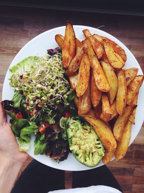 // maisieleblanc ✨ Salad And Fries, Fries And Salad, Plat Vegan, Pasti Sani, Idee Pasto, Healthy Food List, Cheat Meal, Lunch Recipes Healthy, Idee Pasto Sano