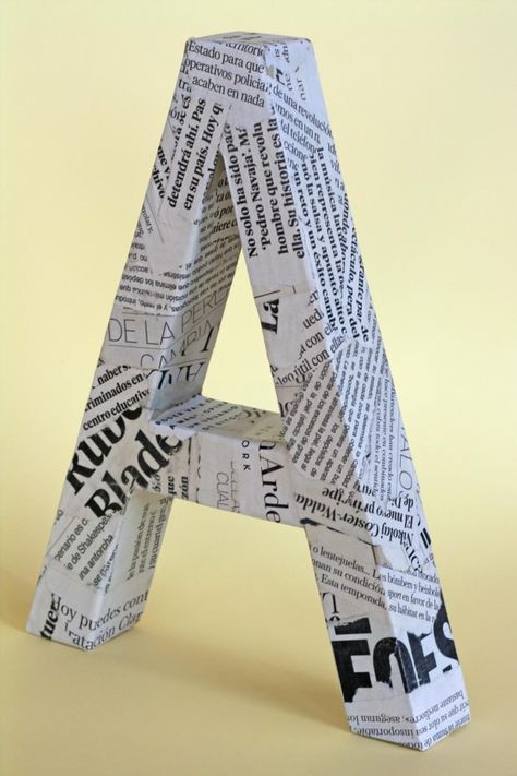 No es la primera vez que hago un tutorial sobre como hacer letras de cartón, aquí tenéis uno que preparé utilizando el cartón de una caja de galletas, pero en este caso he usado como base un cartón ba Cardboard Letters, Diy Decoracion, Alfabet Letters, Diy Letters, Newspaper Crafts, Wooden Letter, Manualidades Diy, 3d Letters, Letter A Crafts