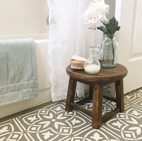 Repurpose an Old Wood Stool as a Nightstand Footstool Bedroom, Stool Bathroom, Bath Stool, Diy Stool, Painted Stools, Bathroom Vintage, Bathroom Stool, Paint Easy, Storage Building