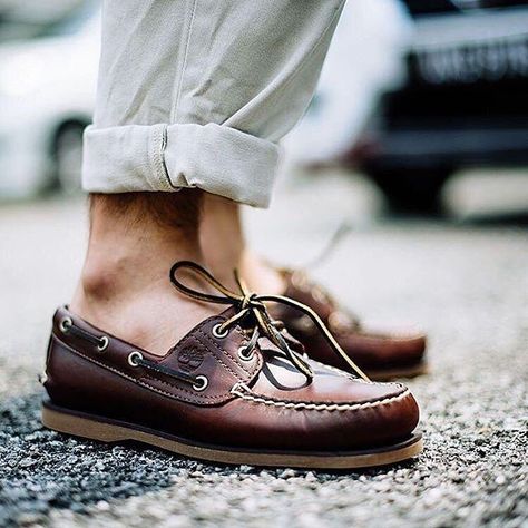 Classic Boat Shoes. No socks. Here comes summer. #Timberland #TBLboatshoes Boat Shoes Outfit, Best Boat Shoes, Timberland Boat Shoes, Boat Shoes Fashion, Yellow Boots, Timberlands Shoes, Leather Boat Shoes, Desert Boot, Boat Shoe