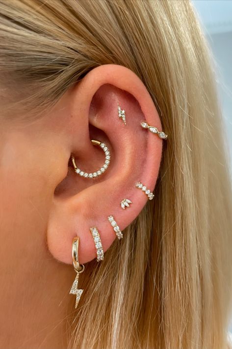 Lighting Bolt Tattoo Behind Ear, Room Piercing, Piecing Oreille, Flat Piercing Ears, Flat Helix Piercing, Piercing Flat, Minimalist Ear Piercings, Unique Ear Piercings, Ear Peircings