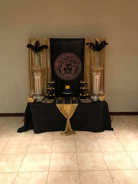 Versace Party Decoration, Versace Birthday Theme, Versace Birthday Party Ideas, Buchón Party, Versace Party Theme, Versace Theme Party Ideas, Versace Party, Gold Birthday Party Decorations, Baptism Centerpieces