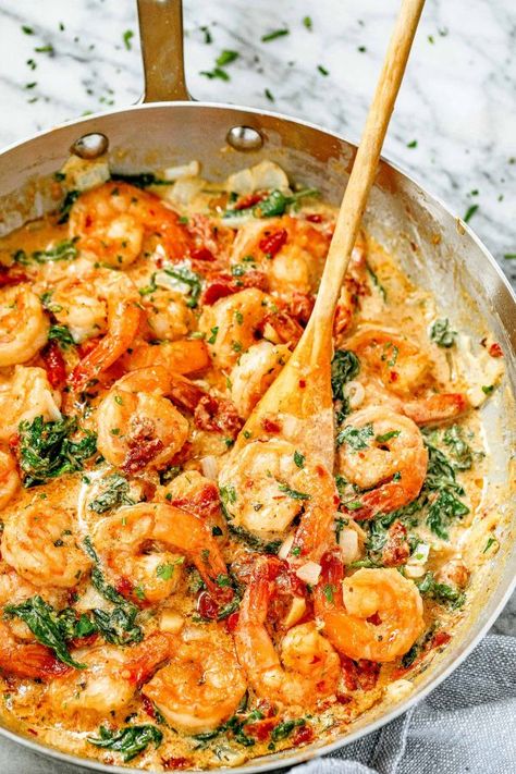 10-Minute Creamy Garlic Spinach Shrimp - #shrimp #spinach #eatwell101 #recipe - This deliciously creamy shrimp and spinach recipe is one of the easiest skillet meals you can ever make! - #recipe by #eatwell101 Shrimp And Spinach Recipes, Shrimp And Spinach, Quick Shrimp Recipes, Shrimp Spinach, Seafood Dinner Recipes, Resep Pasta, Easy Skillet Meals, Garlic Spinach, Shrimp Recipes Healthy