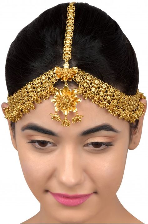 Beautiful golden floral designed Matha Patti for a bride @shiilpas Matha Patti Bridal Gold, Bahubali Jewellery, Radha Jewellery, Gold Mangtika, Tika Jewelry, Hindu Jewelry, Lotus Motif, Matha Patti, Bridal Jewels