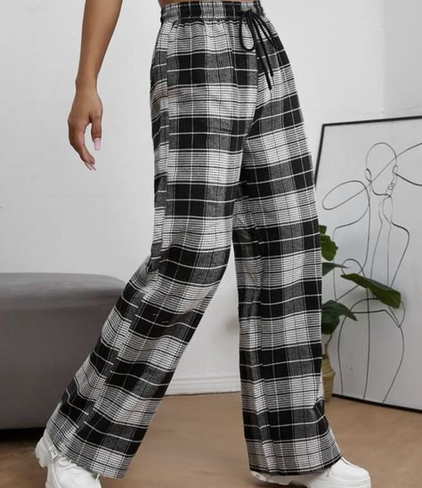 Checkered Pyjama Bottoms, Grey Plaid Pajama Pants, Baggy Pajama Pants, Cute Pjs Pants, Plaid Pajama Pants Aesthetic, Christmas Pants Pjs, Checkered Pjs, Plaid Pants Pjs, Plaid Pj Pants Outfit