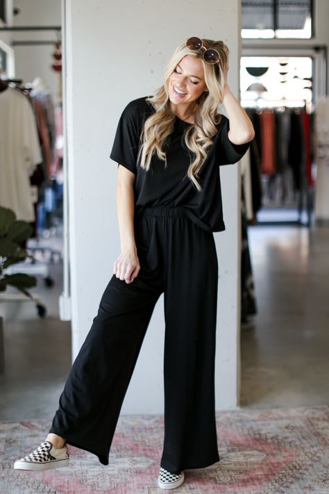 Flowy Pants Outfit Winter, Black Flowy Pants Outfit, Wide Leg Leggings Outfit, Professional Fits, Flowy Pants Outfit, Casual Neutral Outfits, Wide Leg Leggings, Wide Leg Pants Outfit, Winter Pants Outfit