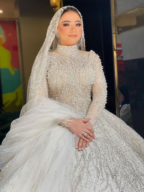 Muslim Girl Wedding Dress, Veils Bridal Hijab, Bridal Hijab Styles, Muslim Wedding Gown, Unusual Wedding Dresses, Plus Wedding Dresses, Wedding Dress Types, Simple Wedding Gowns, Bridal Hijab