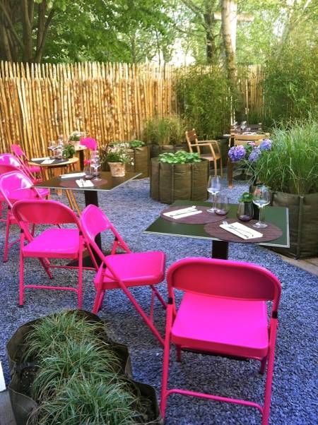 Backyard Party Ideas - spraypaint your folding chairs! Outdoor Soiree, Pink Chairs, Ultimate Backyard, Metal Folding Chairs, Backyard Playhouse, Backyard Lighting, Planning Inspiration, Pink Chair, Folding Chairs