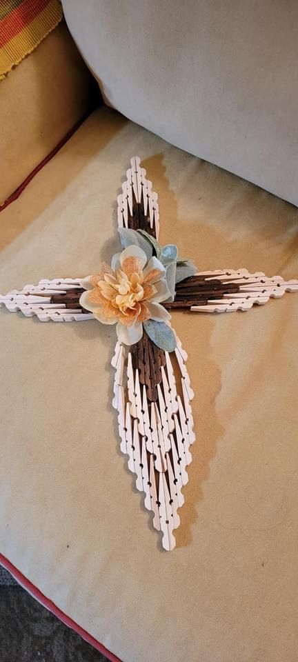 Easy Crafts With Clothes Pins, Close Pin Cross, Closepin Crosses, Clothespin Cross Patterns, Diy Clothespin Crafts, Clothespin Crosses Ideas, Clothes Pin Crosses Diy, Close Pin Crafts, Clothes Pin Crafts For Adults