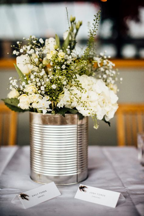 minimalist table pieces Tin Anniversary Ideas, Tin Anniversary Party, Tin Or Aluminum Gifts For Anniversary, 10th Anniversary Party Ideas, 10 Year Anniversary Party, 10th Wedding Anniversary Party, Tin Can Centerpieces, Flower Stall, Tin Ideas